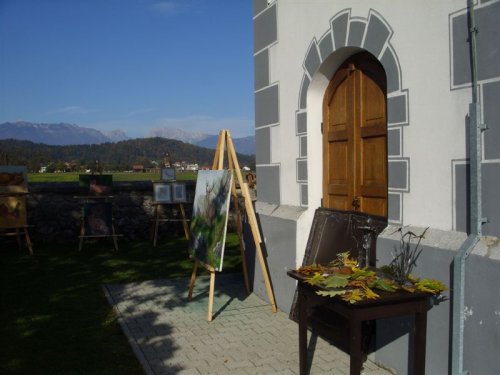 Pred cerkvijo je bila razstava Likovnega društva Mengeš